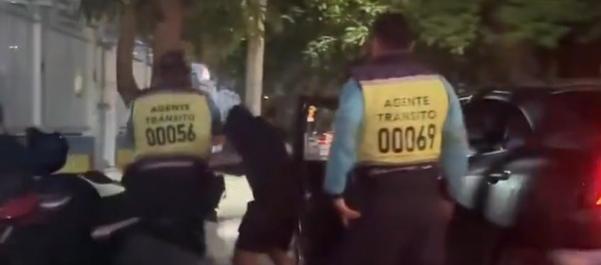 La autoridad desbordada: el violento altercado entre un agente de tránsito y un conductor en Barranquilla