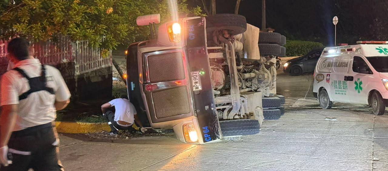 El estruendo de la tragedia evitada: un camión recolector sucumbe ante la pendiente de 'Los Toboganes'