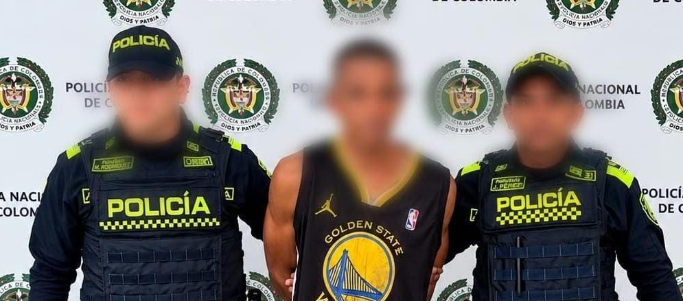 El arsenal del miedo: capturado en el corazón comercial de Barranquilla con una granada y panfletos extorsivos