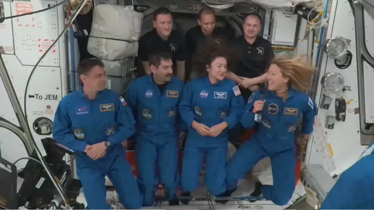 El retorno de la Crew-12: un descenso hacia la historia tras ocho meses en el abismo orbital