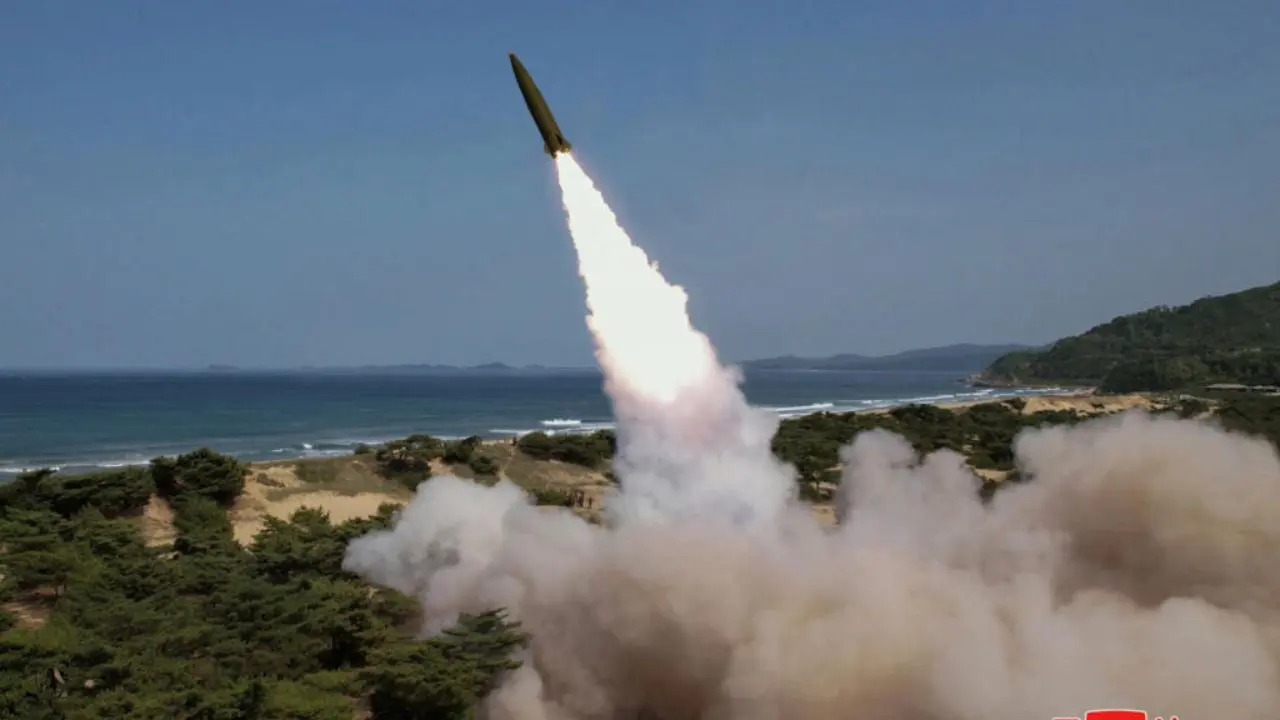 El rugido de Pyongyang: una nueva andanada de misiles balísticos desafía la estabilidad del Pacífico