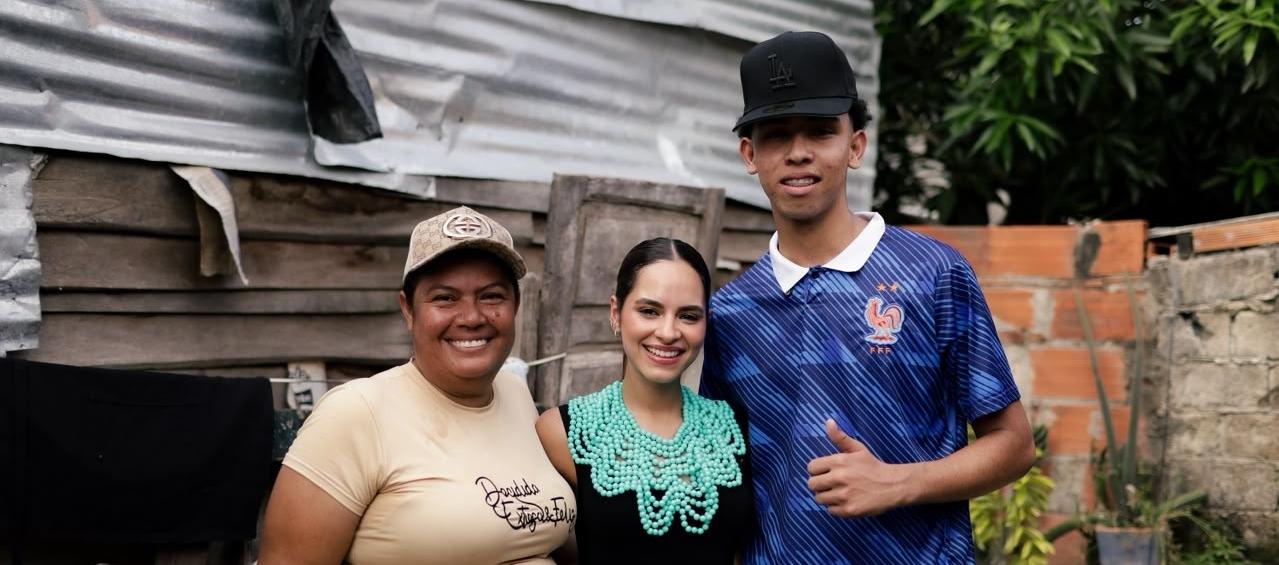 De la discriminación a la solidaridad: la reina Salwa entregó ayudas a Germán y su familia