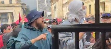 La Plaza de Bolívar, escenario de una fractura democrática: agresiones empañan el ejercicio periodístico