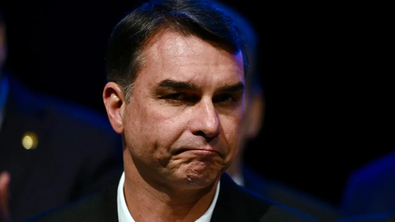Desde EE. UU., Flávio Bolsonaro dice que es "el verdadero presidente electo de Brasil"