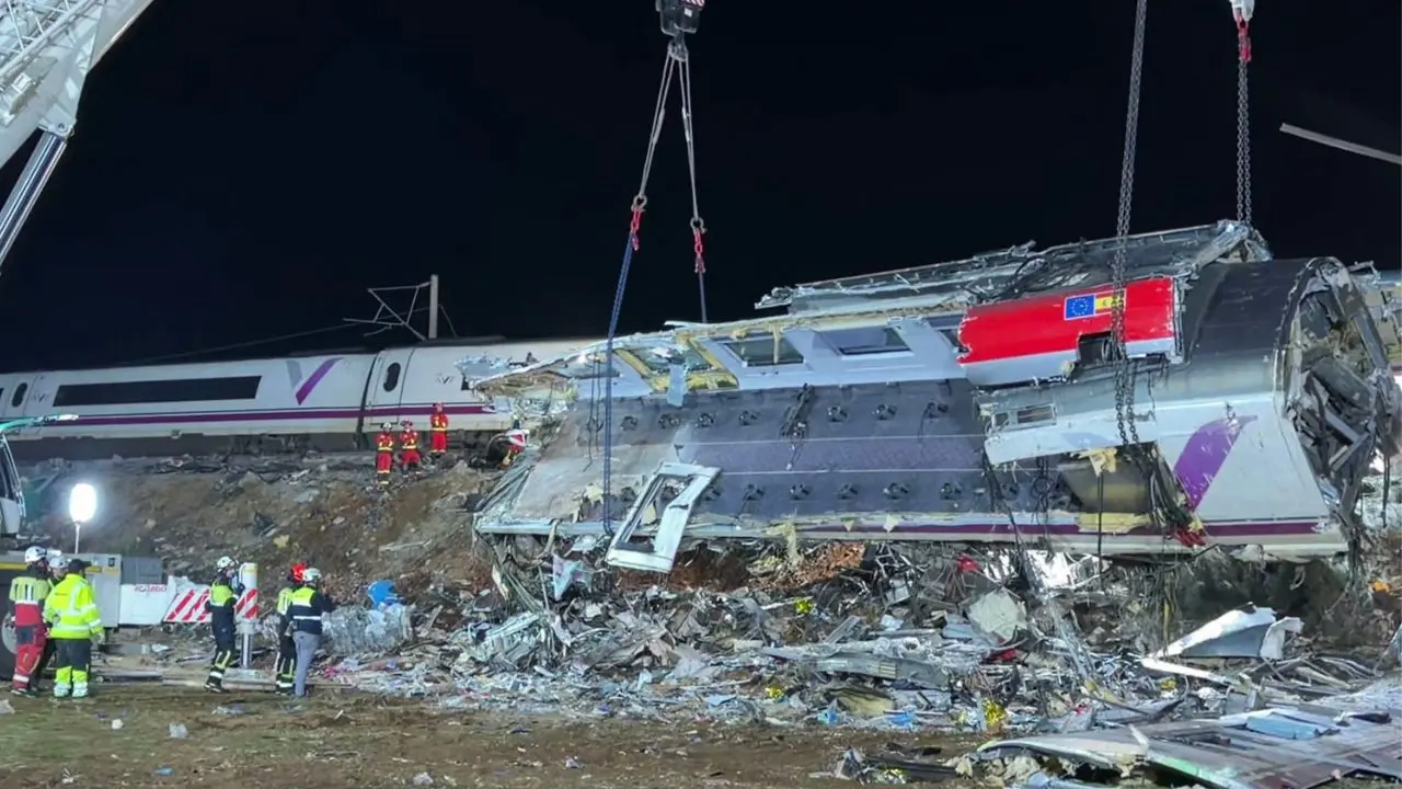 El relato de colombiano sobreviviente de choque de trenes en España: “Estruendo fue durísimo”