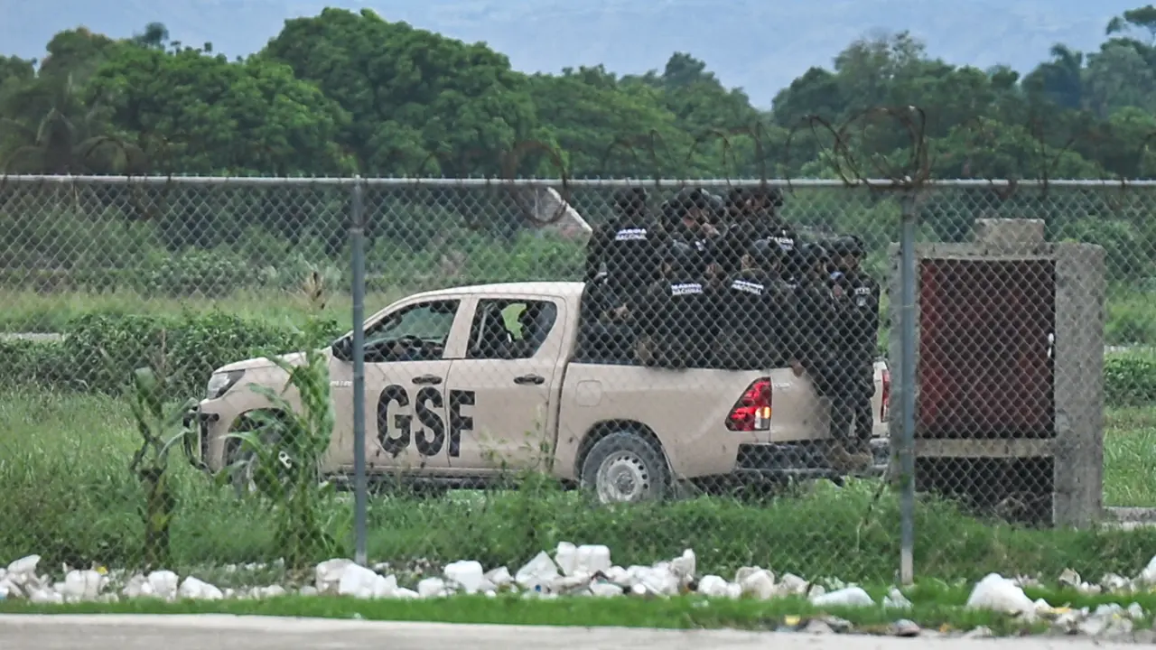 La incertidumbre en Puerto Príncipe: El Salvador despliega fuerzas de élite tras la desaparición de cuatro militares