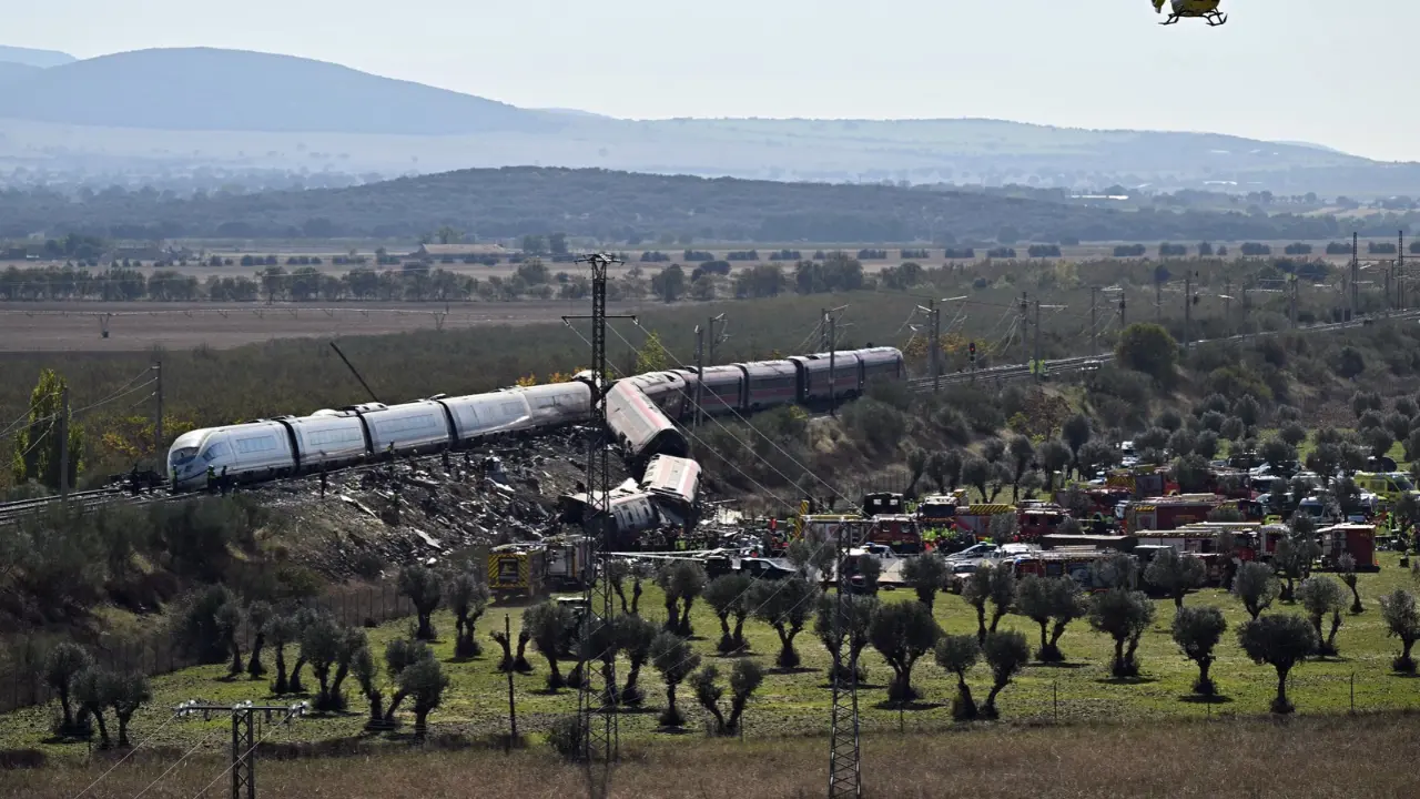 España exige respuestas tras el accidente de trenes que deja, hasta el momento, 69 muertos