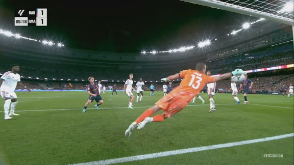 El vuelo de Lunin: un manotazo que redibuja la épica del Clásico