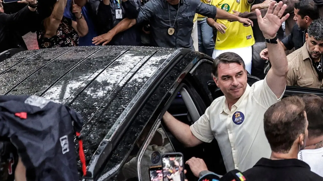 La huida de Flávio Bolsonaro: un desafío a la justicia que fractura la democracia brasileña