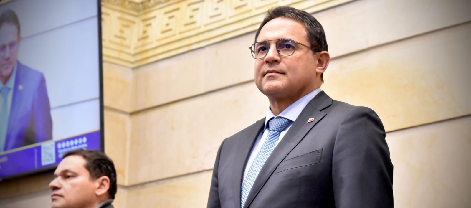 Henríquez, en contra de artículos que impongan más impuestos a los colombianos en Ley de Rescate