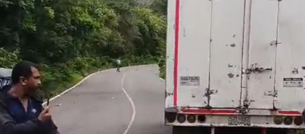 Tragedia en la vía Juan de Acosta - Baranoa: identifican a dos motociclistas fallecidos tras violento choque contra un furgón