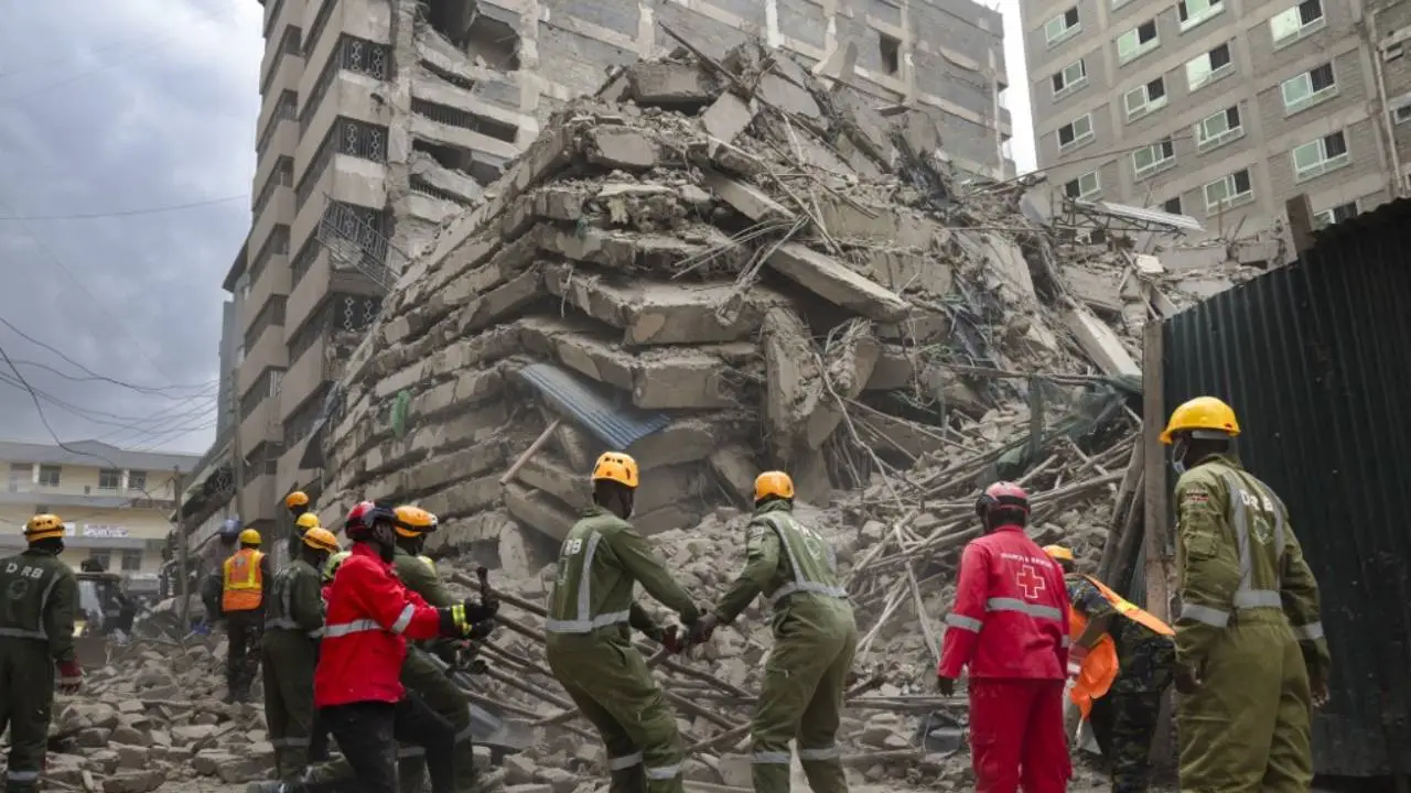 El estruendo del olvido: el colapso de un gigante de concreto en Nairobi desata una carrera contra el tiempo