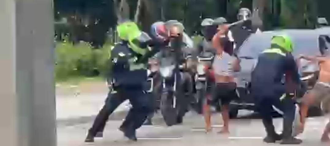 Indígenas se enfrentan a policías en operativo de desalojo en el norte de Barranquilla