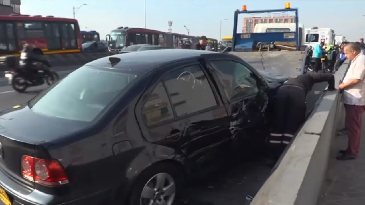 Inmenso trancón en Bogotá por accidente entre carro particular y bus de TransMilenio en la NQS
