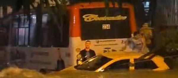 El rugido del asfalto en Villa Estadio: la arremetida de un arroyo que volvió a desafiar la vida al arrastrar un taxi
