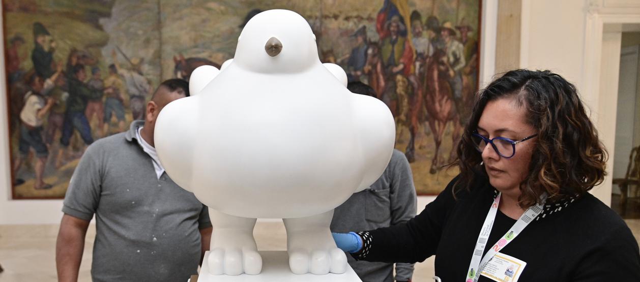 La fragilidad de la memoria: la 'Paloma de la Paz' de Botero, bajo el bisturí tras un incidente en el Museo Nacional