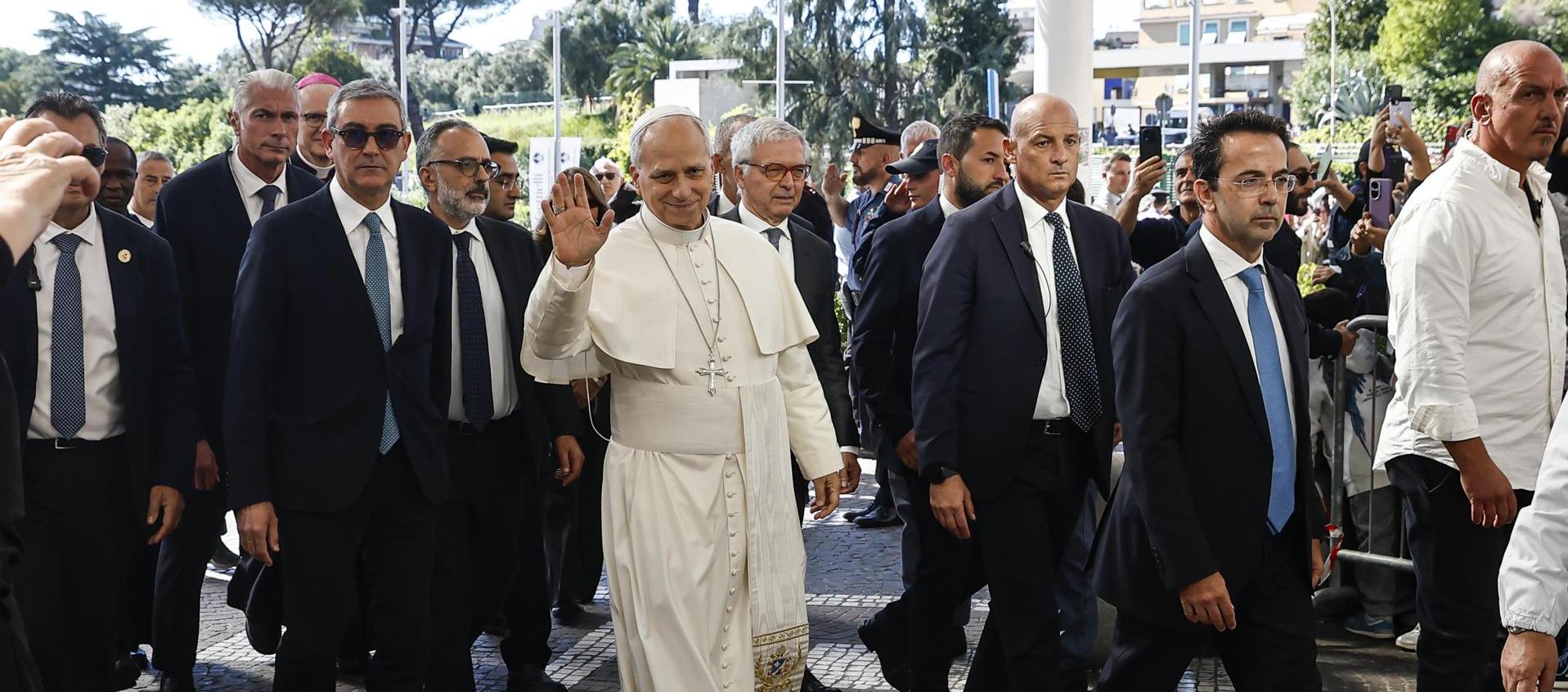 Zozobra en el Vaticano: el papa León XIV es sometido a una cirugía pulmonar en Roma