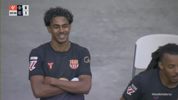 ¡Magia de Yamal! Lamine hace una finta por la derecha y dispara un cometa para adelantar al Barça
