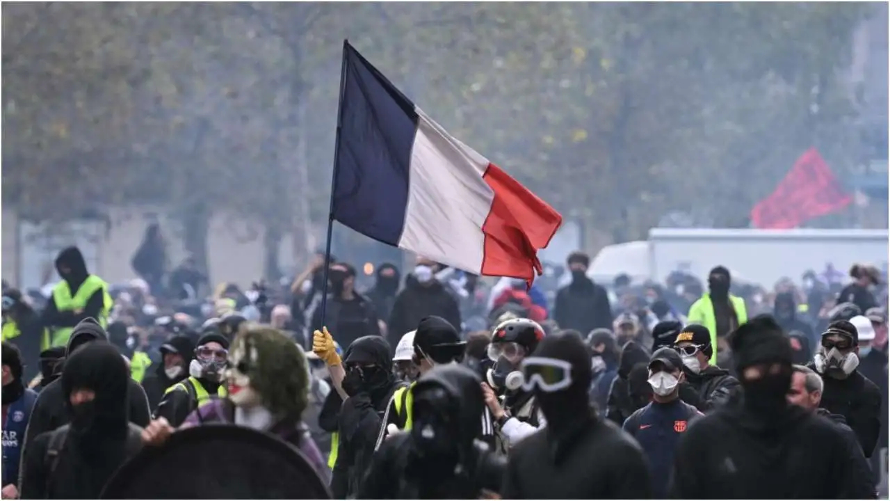 Francia bajo el asedio de la indignación: 400 detenciones tras una movilización que desbordó los pronósticos