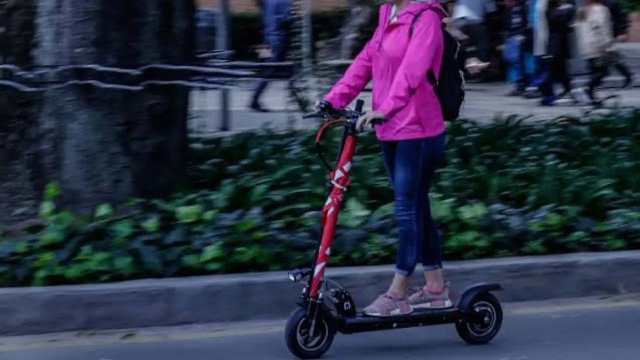 Nueva norma para bicicletas y patinetas eléctricas: placa obligatoria, casco y límites de velocidad