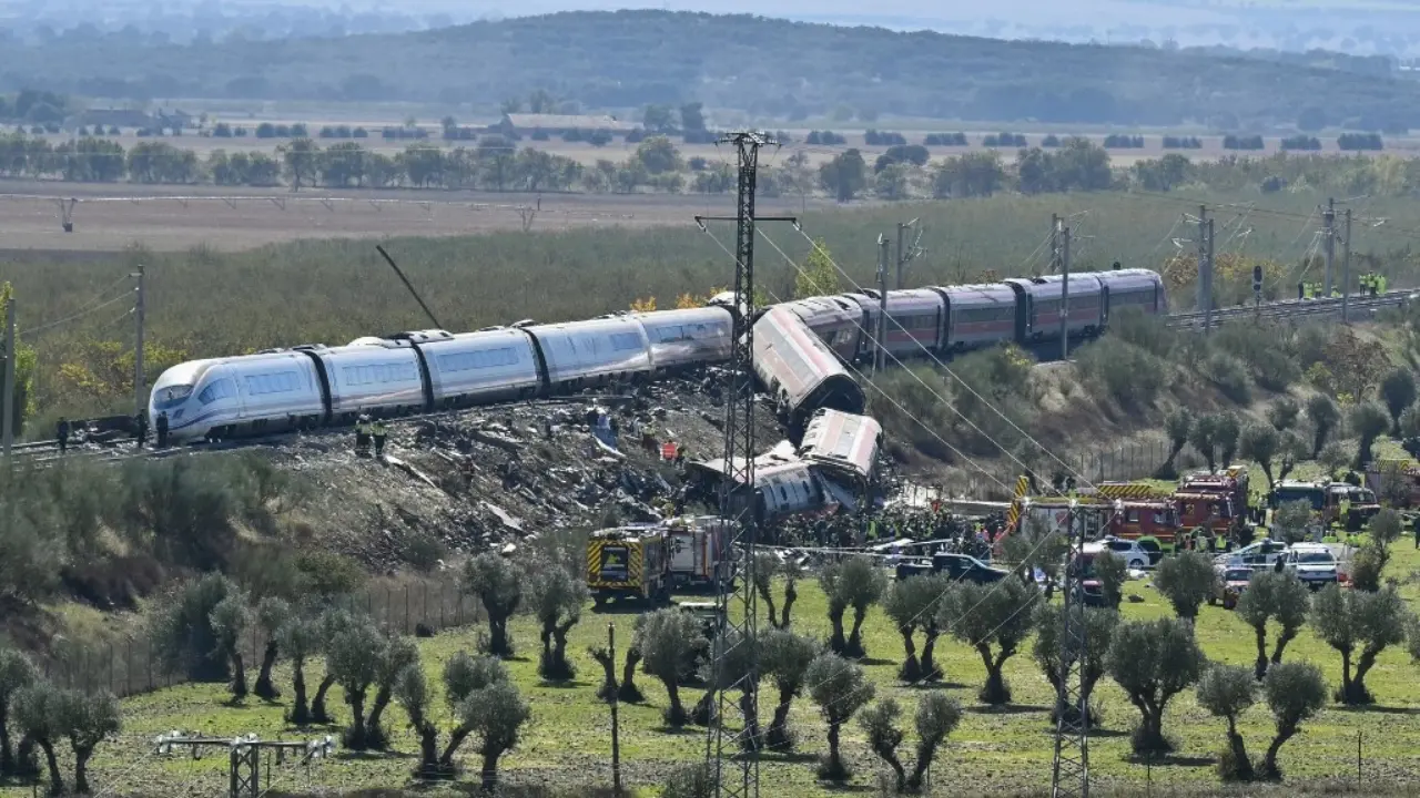 Pasajeros relatan momentos de pánico en choque de trenes en España: "Aparecí en otro vagón"