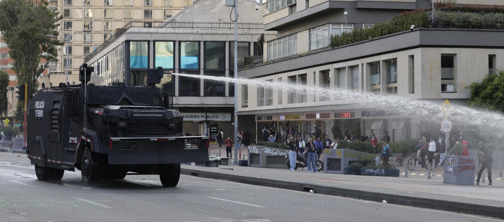 Bajo la bruma del gas: el asedio al Museo Nacional fractura por segundo día el clamor civil