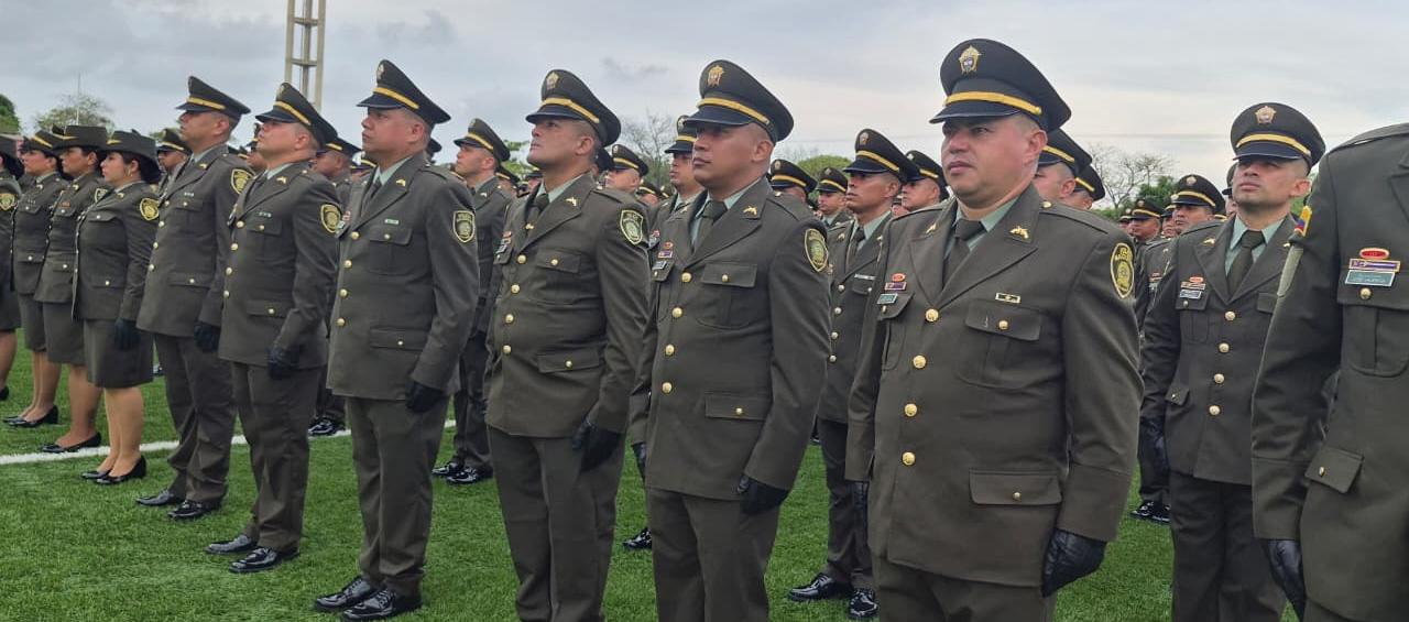 El peso de las insignias: 908 policías asumen nuevos rangos en el corazón del Caribe