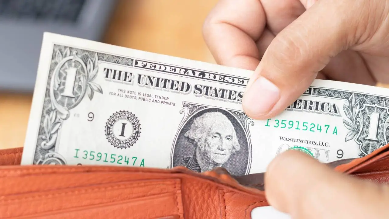 El respiro del peso: el dólar profundiza su descenso y se instala en los .158