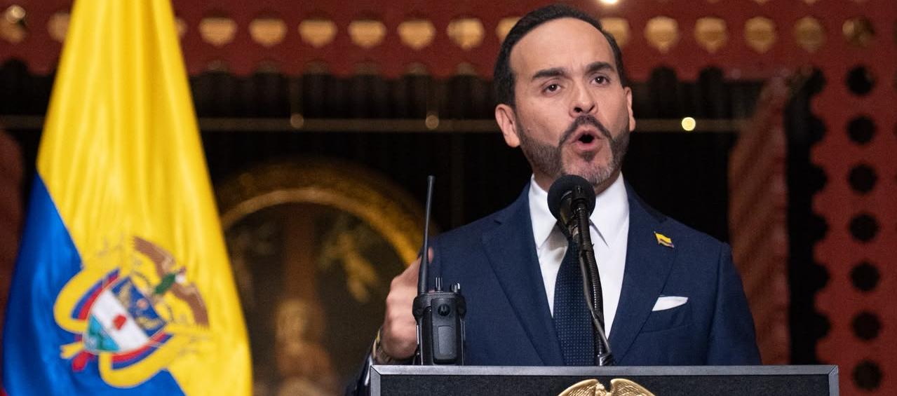 La memoria en disputa: Presidente ordena retirar imágenes de Carlos Pizarro de espacios públicos