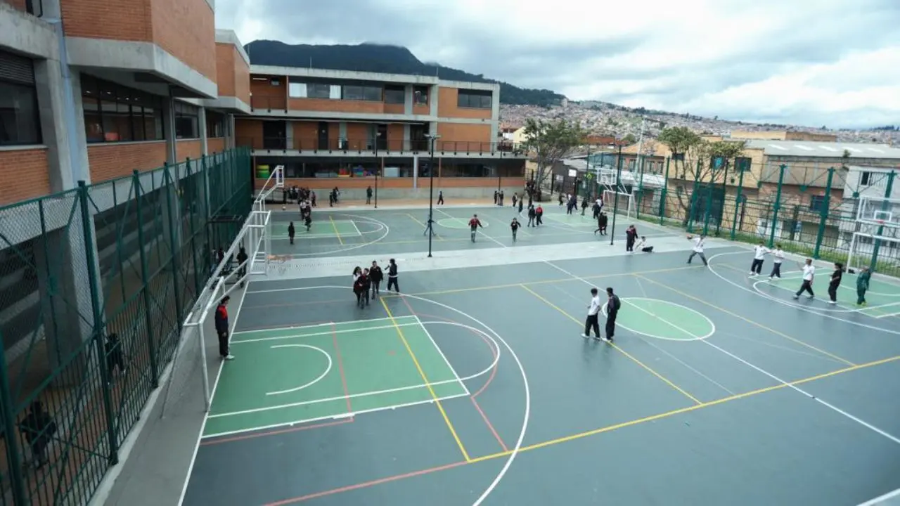 La memoria en disputa: el pulso en el Concejo de Bogotá por el nombre de los colegios públicos