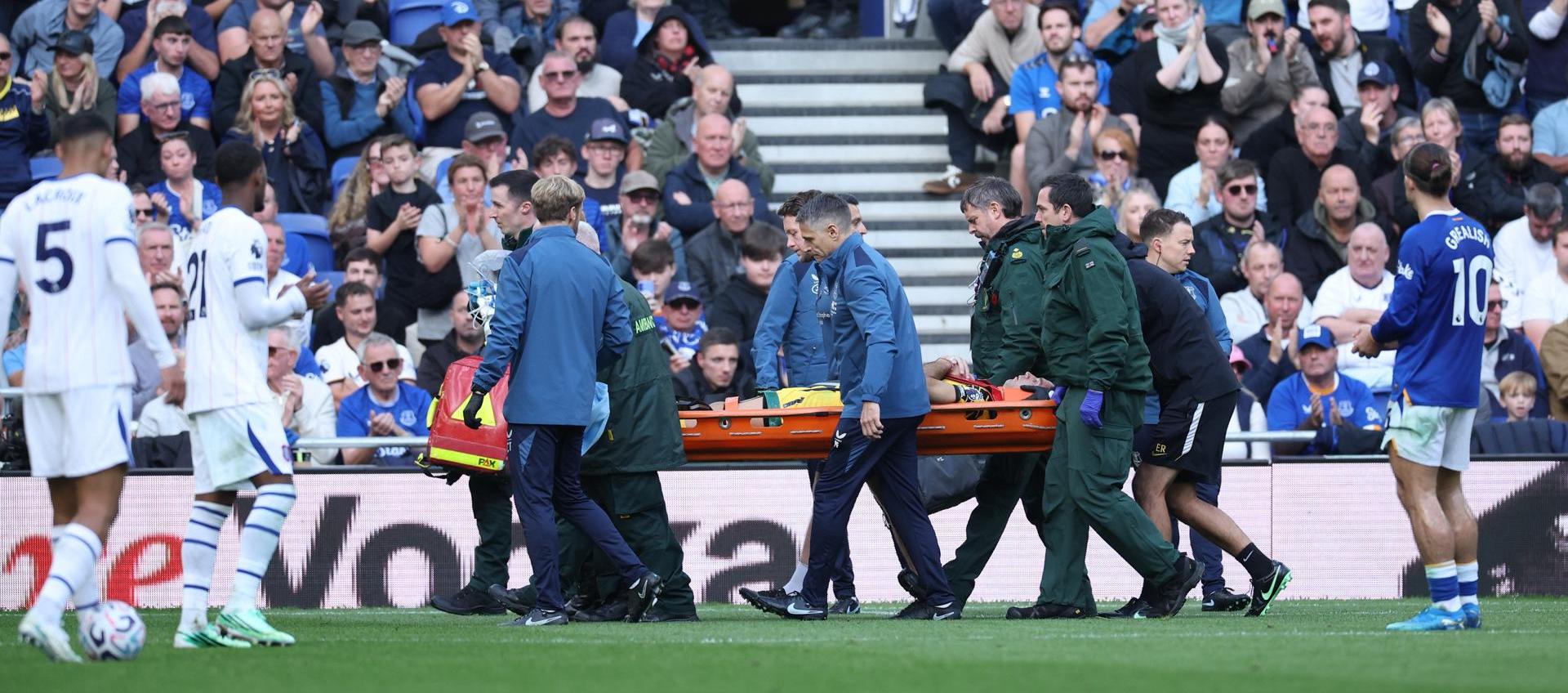 Alarma en la Premier League: Emiliano 'Dibu' Martínez abandona el campo en camilla tras un severo choque