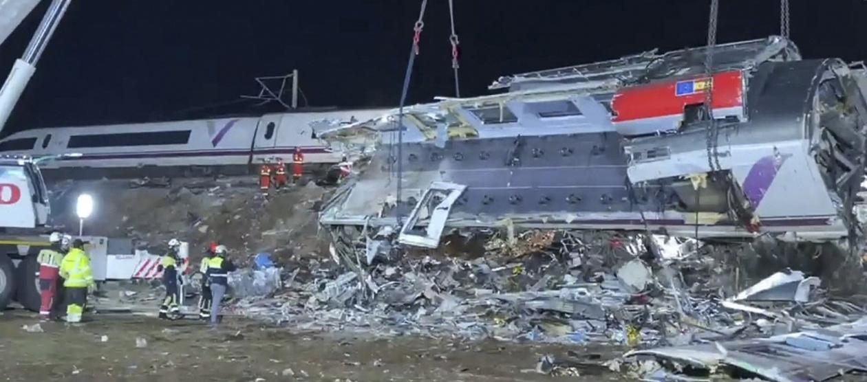 Sube a 69 el número de muertos en accidente de trenes en España