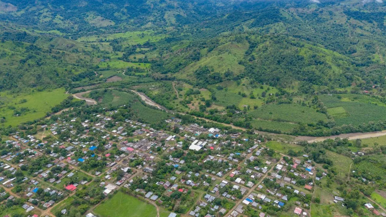 El eco sísmico de Panamá fractura la tierra en Turbo: emergencia por deslizamientos y daños en el Urabá