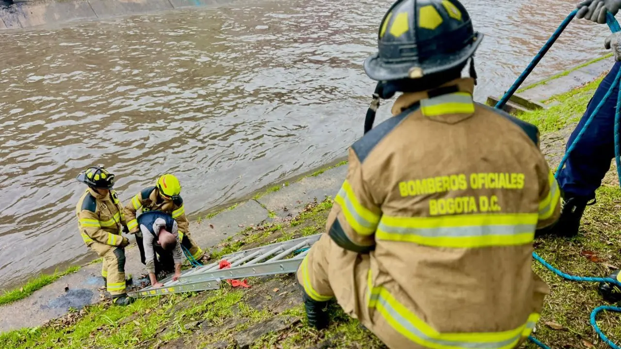 La furia del agua en la NQS: el agónico rescate de dos hombres atrapados en el caño