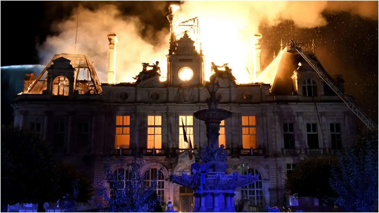 Fuego sobre la memoria republicana: arde el histórico Ayuntamiento de Limoges en medio del estallido social francés