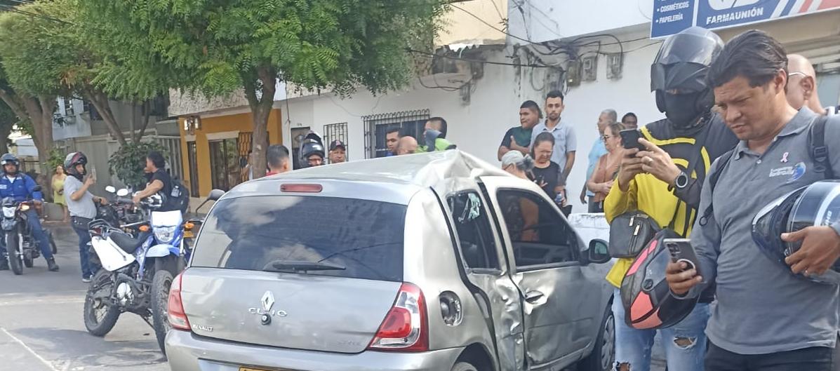Violento choque en la 20 de Julio con 65: motociclista colisionó contra un vehículo particular